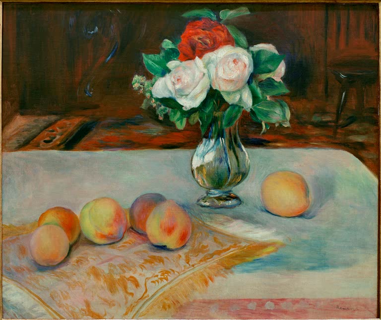 Blumenvase mit Rosen und Pfirsiche auf einem gedeckten Tisch – Pierre-Auguste Renoir Nature morte Kunstkopie