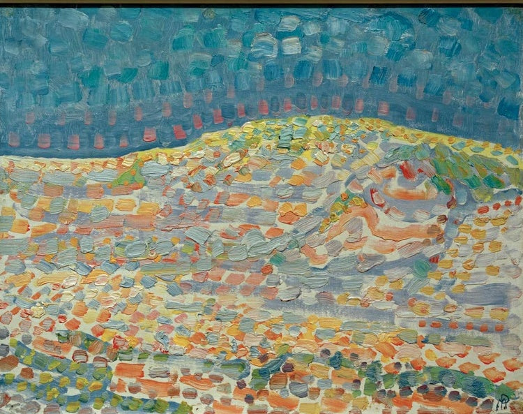 Piet Mondrian Düne II Kunstkopie, Düne aus dicht gesetzten orangen, blauen und gelben Farbtupfen unter blauem Himmel