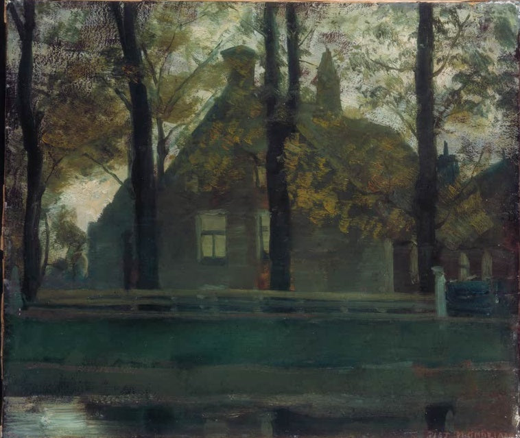 Piet Mondrian Häuser am Kanal Kunstkopie, dunkles Haus zwischen hohen Baumstämmen an einem grünlichen Wasserlauf am Abend