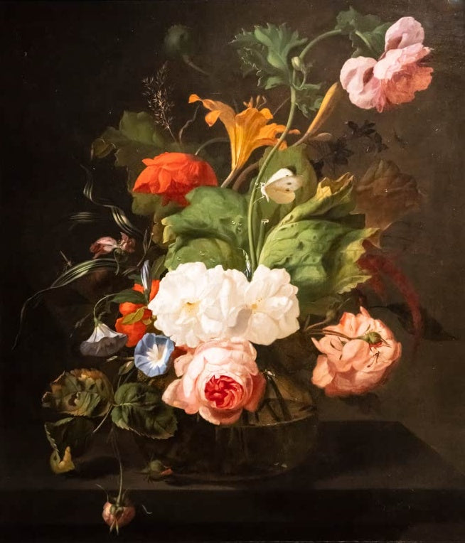 Rachel Ruysch Blumen in einer Glasvase auf einem Marmortisch Kunstkopie, weiße Rosen, Mohn und Taglilie auf dunkler Platte