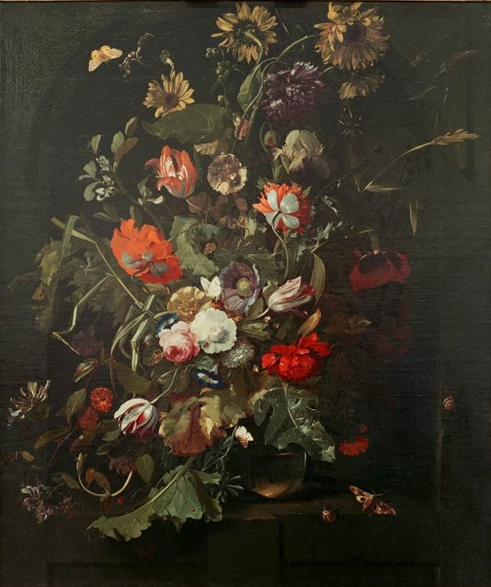 Rachel Ruysch Blumenstrauß mit Sonnenblumen Kunstkopie, Tulpen, Mohn und Falter in einer Glasvase vor dunkler Nische