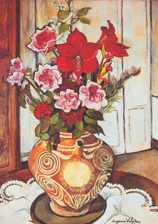 Suzanne Valadon Blumenstrauß mit Amaryllis in verzierter Vase Kunstkopie, rote Amaryllis und rosa Rosen vor heller Tür