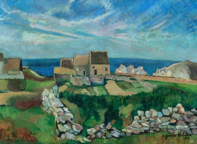 Suzanne Valadon Bretonische Landschaft Kunstkopie, Steinhaus auf grüner Wiese mit Trockenmauern vor dem blauen Meer