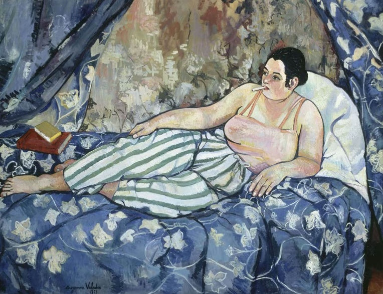 Suzanne Valadon Das blaue Zimmer Kunstkopie, rauchende Frau in gestreifter Hose auf einem blau gemusterten Bett