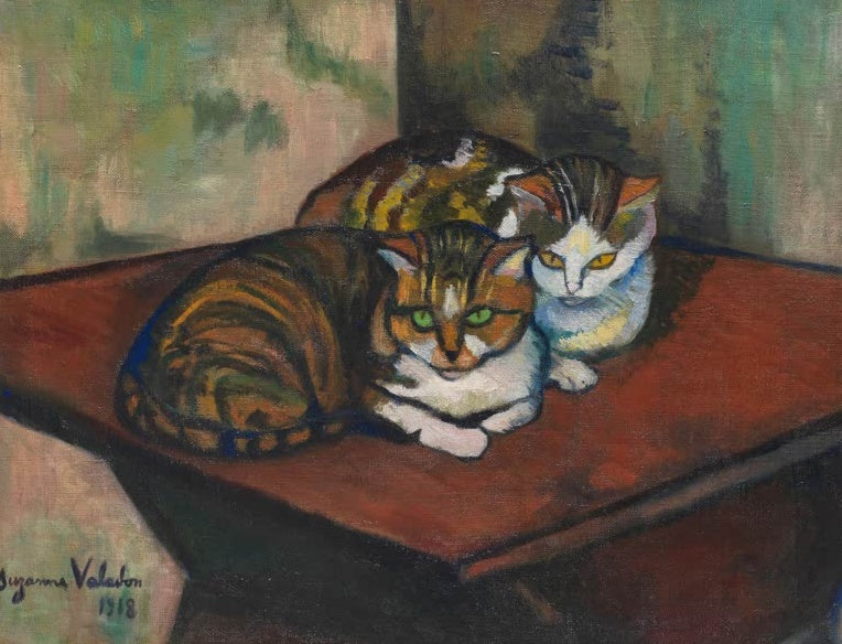 Suzanne Valadon Die beiden Katzen Kunstkopie, zwei getigerte Katzen mit grünen und gelben Augen auf rotem Tisch