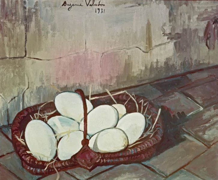 Suzanne Valadon Enteneier Kunstkopie, heller Weidenkorb mit Eiern und Stroh auf Fliesenboden vor einer rissigen Wand