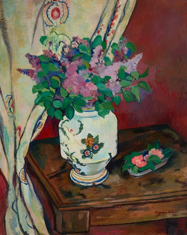 Suzanne Valadon Flieder und Kamelien Kunstkopie, Fliederstrauß in bemalter Vase und rosa Kamelien auf einem Holztisch