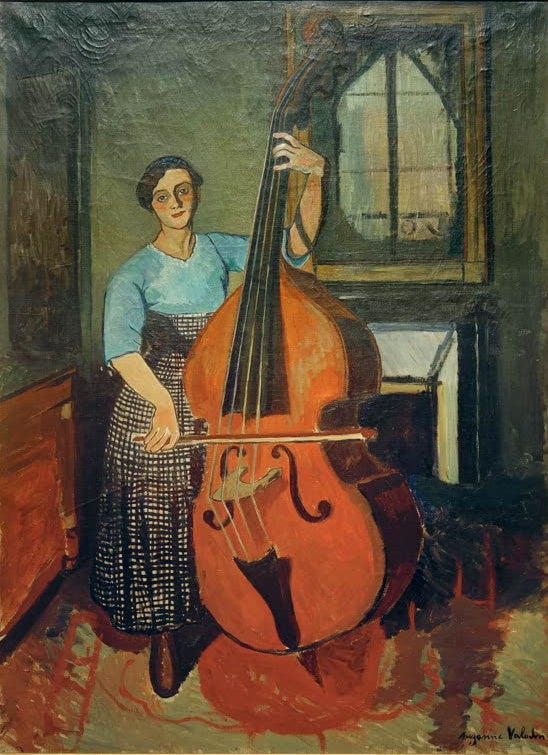 Suzanne Valadon Frau mit Kontrabass Kunstkopie, Musikerin in hellblauer Bluse und kariertem Rock hält einen Kontrabass