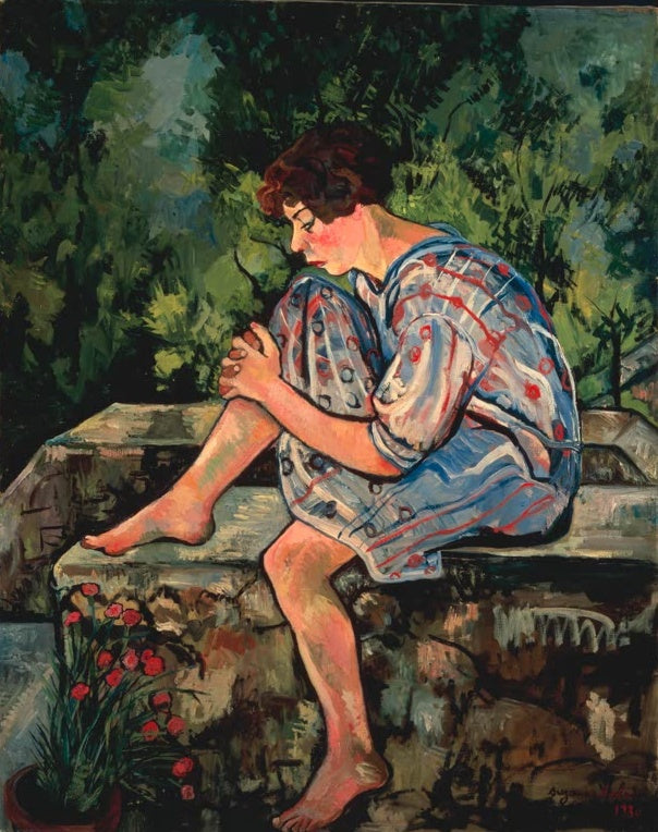 Suzanne Valadon Sitzende junge Frau im Garten Kunstkopie, barfüßige Frau in blauem Kleid auf einer Steinbank vor dichtem Laub