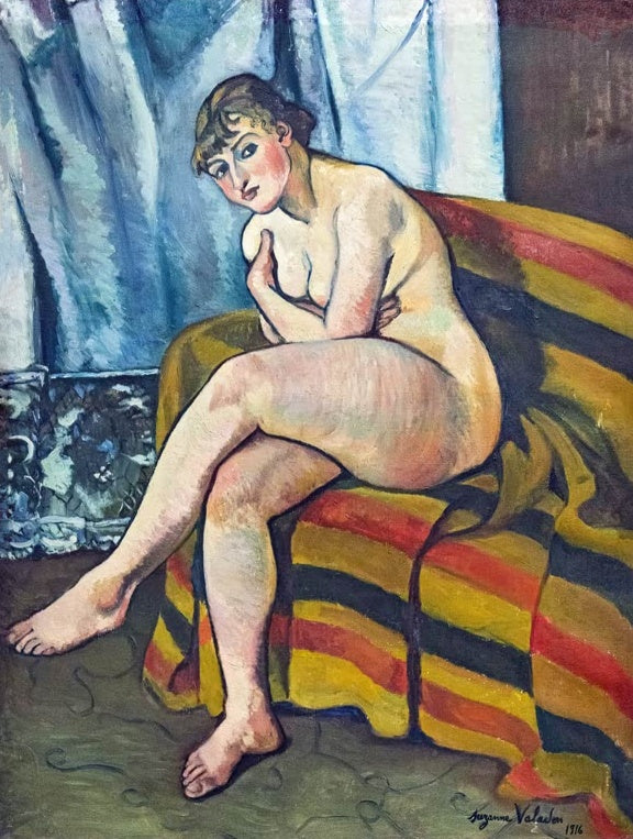 Suzanne Valadon Sitzender Akt auf einem Sofa Kunstkopie, sitzende Frau auf gestreifter Decke vor blauem Vorhang