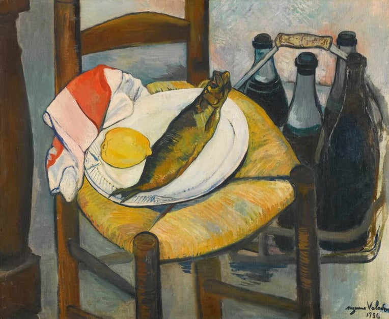 Suzanne Valadon Stillleben mit Hering Kunstkopie, Fisch und Zitrone auf einem Teller auf einem Stuhl mit Weinflaschen