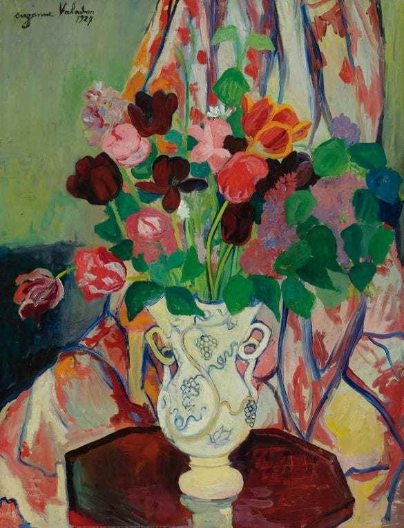 Suzanne Valadon Tulpenstrauß Kunstkopie, Blumenstrauß in weißer Vase vor buntem Vorhang auf rotbraunem Tisch