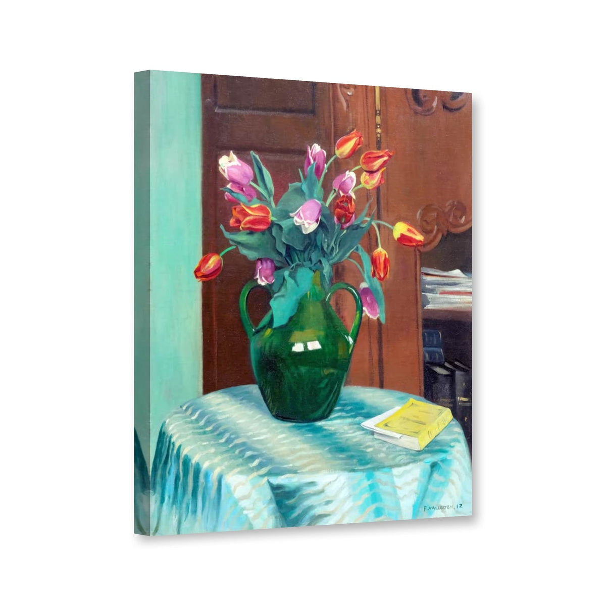 Tulpen in grüner Henkelvase mit gelbem Buch von Félix Vallotton als Leinwand – Perspektivansicht